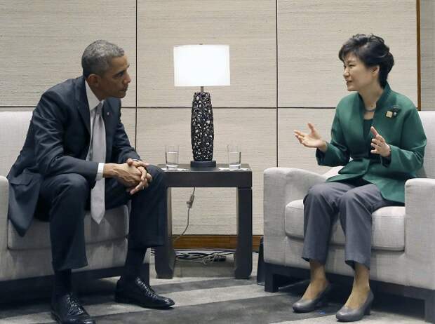 Президент США Барак Обама и президент Южной Кореи Пак Кын Хе в кулуарах форума АТЭС