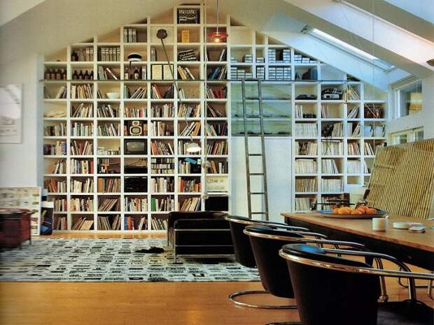 Прекрасная комната оснащена большим количеством полок с книгами, что придает ей особый вид.