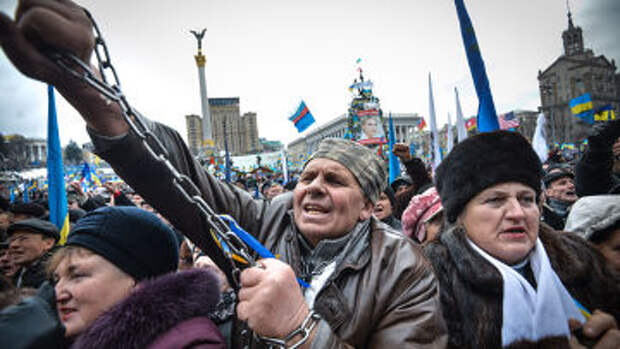 Сторонники евроинтеграции Украины во время митинга на площади Независимости в Киеве