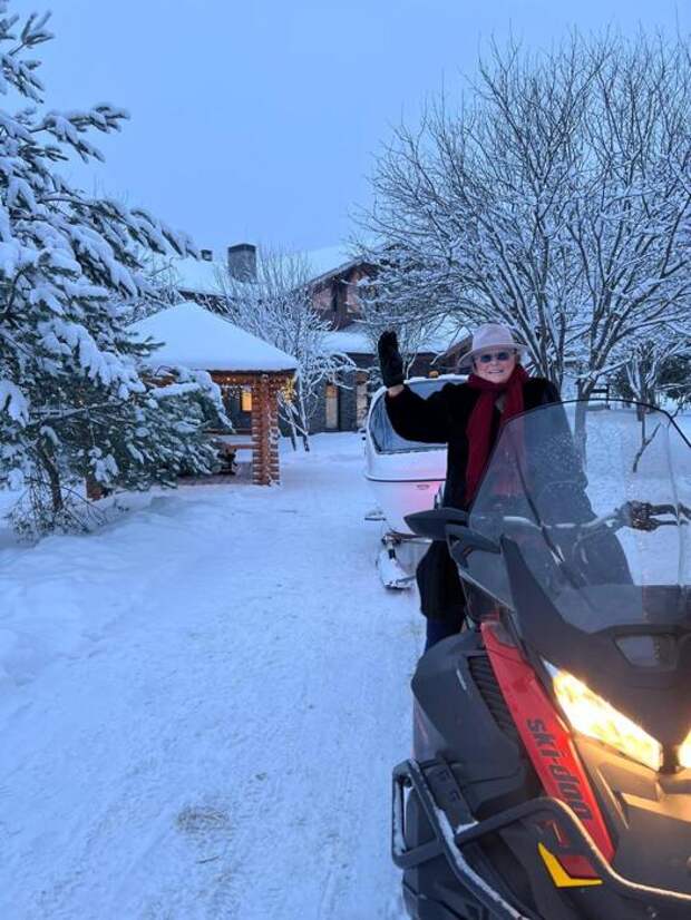 «Мы должны все обязательно встретиться»: Татьяна Михалкова показала, как проводит новогодние каникулы с большой семьей на даче