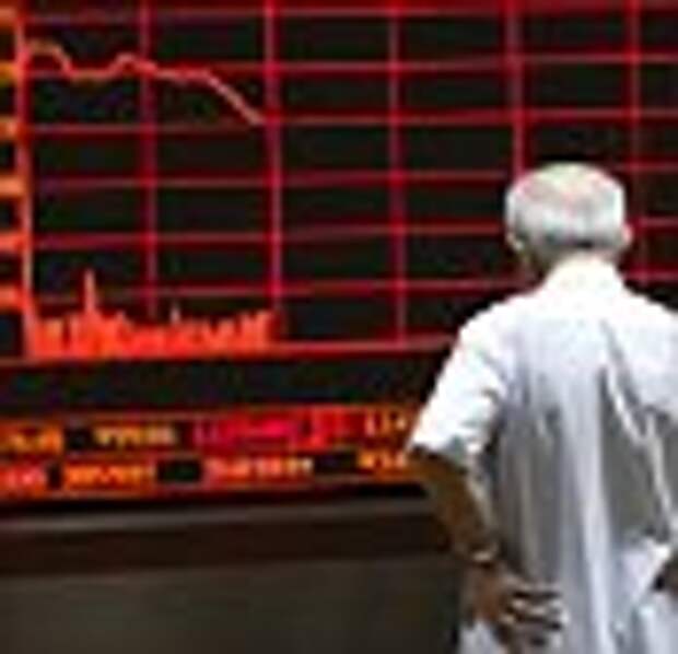 An investor watches an electronic board showing stock information at a brokerage office in Beijing, China, July 7, 2015. Chinese stocks fell on Tuesday, taking little comfort from a slew of support measures unleashed by Beijing in recent days, and unnerved by Chinese Premier Li Keqiang's failure to mention the market chaos in a statement on the economy. REUTERS/Kim Kyung-Hoon       TPX IMAGES OF THE DAY