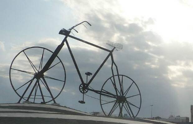 Любимый красно-белый велосипед Schwinn.