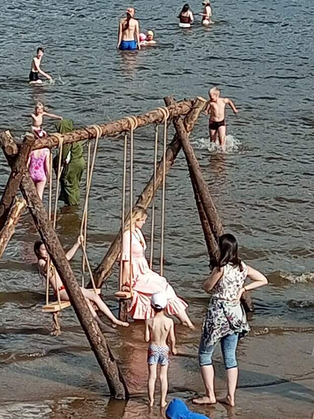 Наш ответ Мальдивам. Качели прямо в Волге. Холодная вода никого не пугает