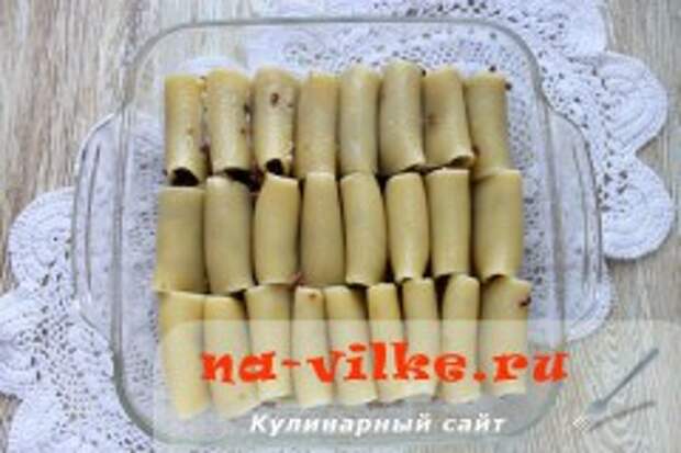 Каннеллони с говяжьим фаршем под соусом бешамель