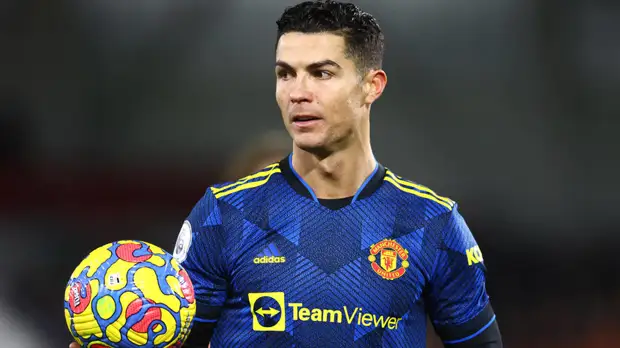 Роналду бросил куртку на землю после замены в матче с «Брентфордом»