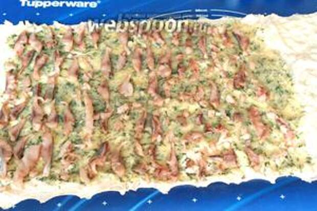 Сверху картофеля разложить кусочки сельди, можно немного поперчить по желанию.