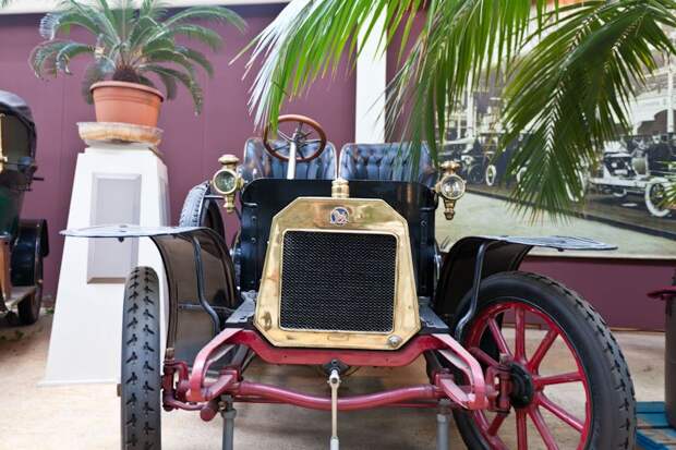 Фотоочет о посещении Бельгийского королевского автоклуба. Часть 2 - Шильдики (20 фото)