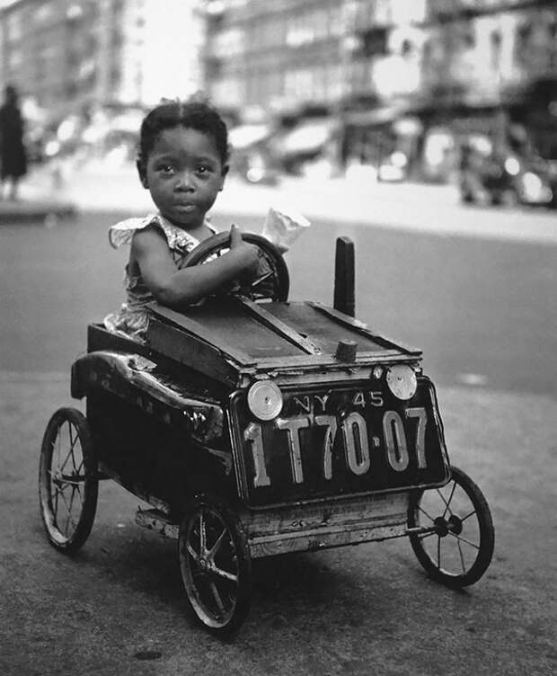 Ребенок на игрушечной машине в Нью-Йорке, 1947 г. 