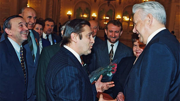 Хазанов и Борис Ельцин после вручения госнаград. Фото: yeltsin.ru/archive/ Хазанов и Борис Ельцин после вручения госнаград. Фото: yeltsin.ru/archive/