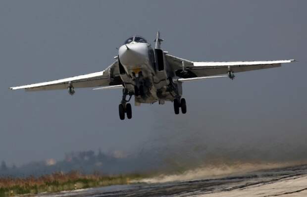 Российский фронтовой бомбардировщик Су-24М на авиабазе "Хмеймим"