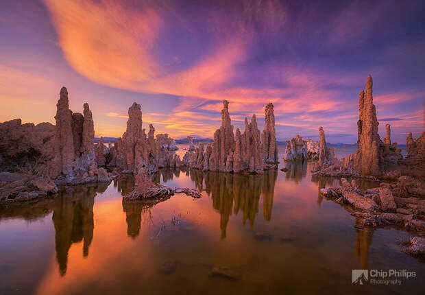 Закат на озере Mono в Калифорнии. (фото Chip Phillips)