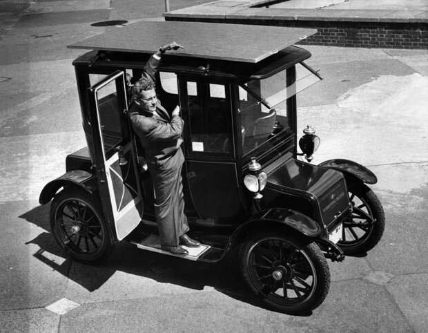 Электрический автомобиль 1912 года, позднее в 1959 году к машине адаптировали солнечную батарею, идея солнечного автомобиля нужно признаться оказалась весьма успешной. Электрический автомобиль 1912 года, позднее в 1959 году к машине адаптировали солнечную батарею, идея солнечного автомобиля нужно признаться оказалась весьма успешной. Транспортные средства, автодизайн, история, ретро фото