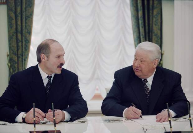 Президент Белоруссии Александр Лукашенко и президент России Борис Ельцин во время подписания документов, 28 апреля 1999 года Александр Сенцов, Александр Чумичев/ТАСС