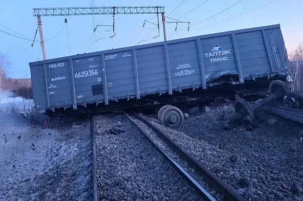 Несколько поездов задерживаются из-за схода вагонов в Амурской области