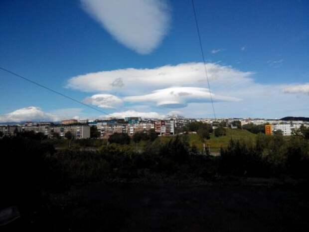 Лентикулярные облака над Авачинской сопкой на Камчатке (7 фото)