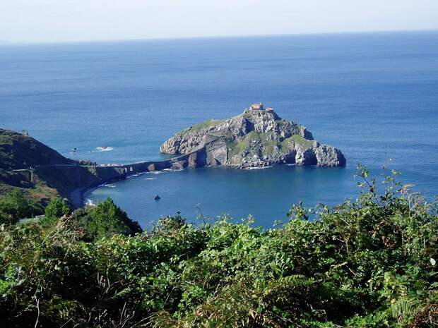 Остров Сан-Хуан де Гастелугаче (San Juan de Gaztelugatxe) и его лестница c 237 ступеньками (Испания)