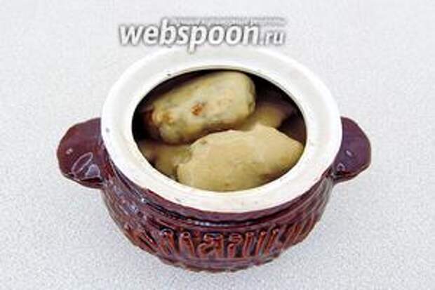 Залить клёцки и мясо соусом.