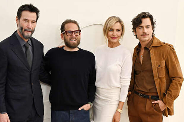 Актриса Кэмерон Диас в топе и юбке с бахромой появилась на пресс-конференции