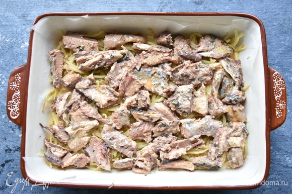 Поверх картофеля выложить кусочки сайры.