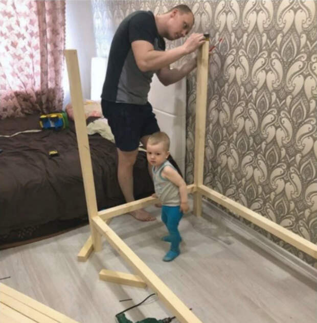 Отец сделал кроватку для сына своими руками