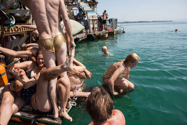 swimming-cities-of-serenissima-artnaz-com-5
