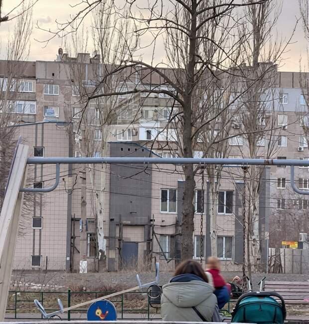 Минус одна секция качелей на детской площадке в центре Гвардейки