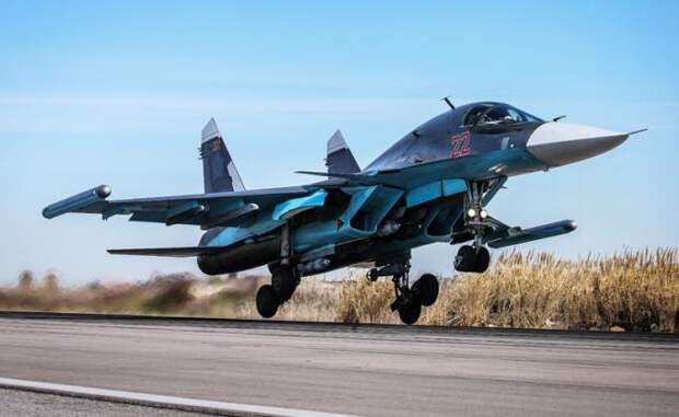 На фото: многофункциональный истребитель-бомбардировщик Су-34