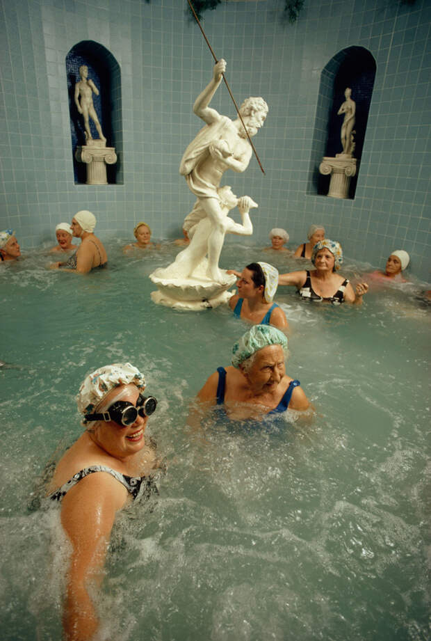 46. Женщины наслаждаются вихревой ванной с подогревом. Санкт-Петербург, Флорида, 1973 national geographic, история, природа, фотография