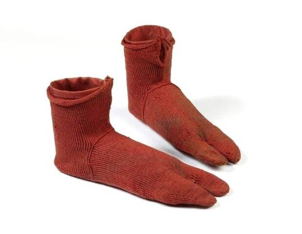 Необычный отпечаток тех времен, когда носки под сандалии - писк моды. /Фото: brightside.me