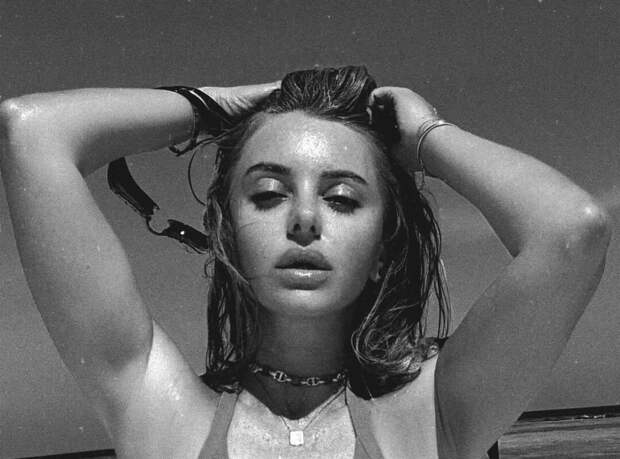 Жена певца Александра Реввы показала откровенные фото в купальнике