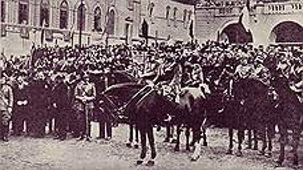 Бенито Муссолини на параде в Болонье непосредственно перед покушением Антео Дзамбони, 31 октября 1926 года 