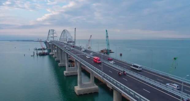 Туристов не поразил Крымский мост