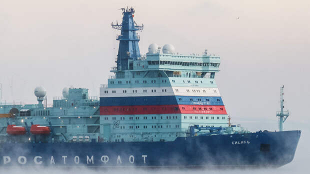 Вызволяет из холодного плена: атомный ледокол помогает судам пройти по замерзшему Финскому заливу