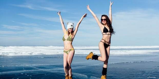 На Байкале устроили вечеринку в купальниках при температуре -20°С