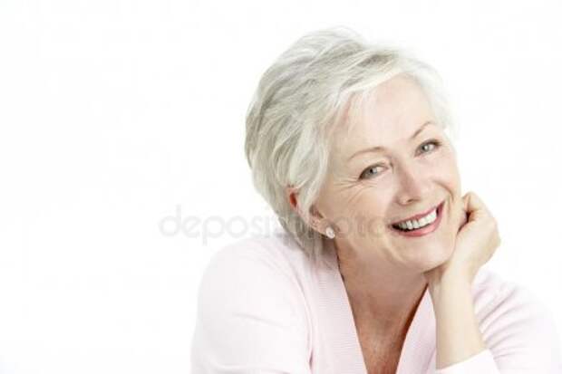 Портрет студии улыбающейся старшей женщины — стоковое фото