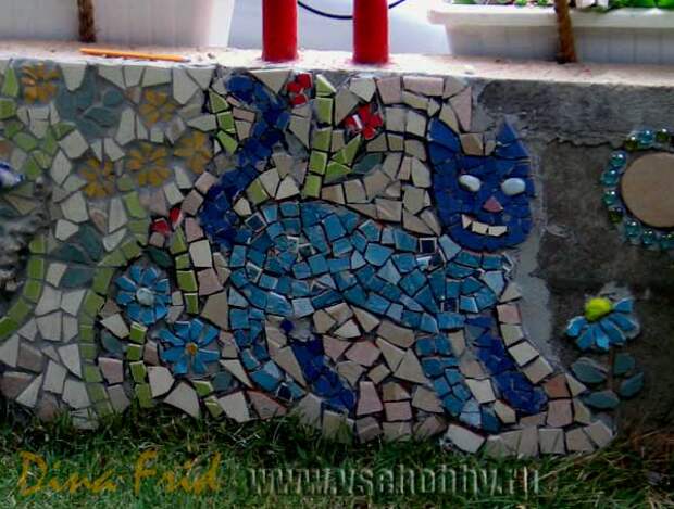 Приклеенный кот мозаика на заборе