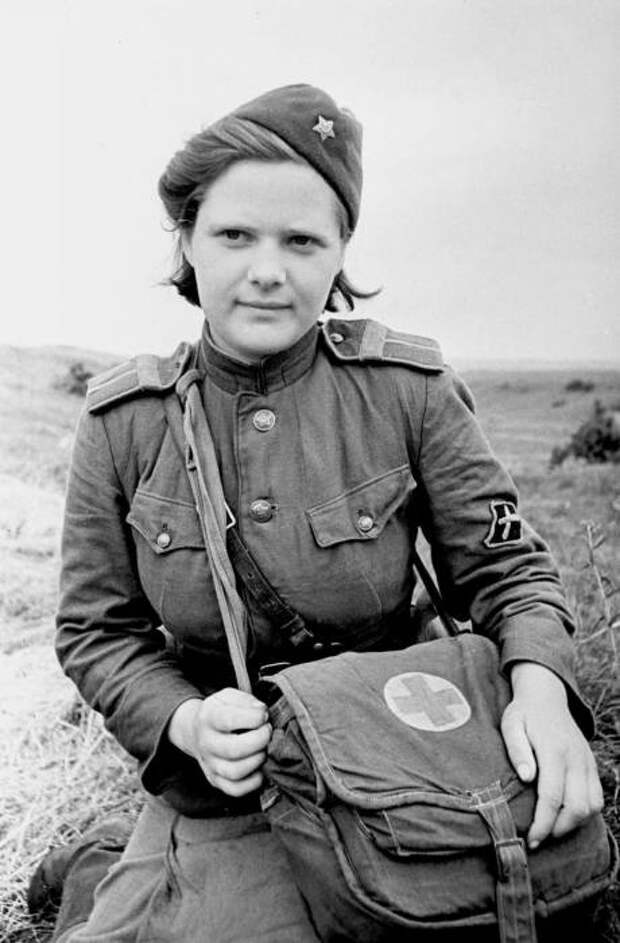 Советская фронтовая медсестра.