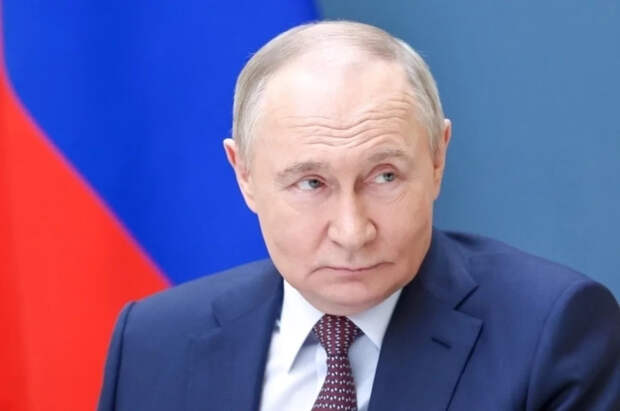 Путин подписал закон о локализации машин такси