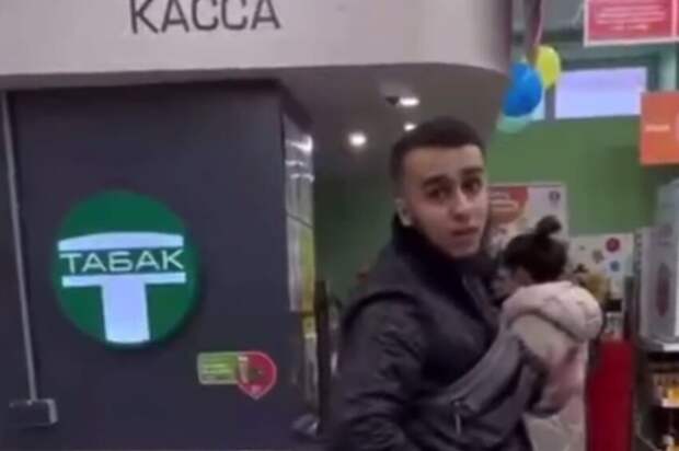 В Перми голодный бородач съел товар в магазине и отказался его оплачивать, но покупатели нашли подход к совести упрямца