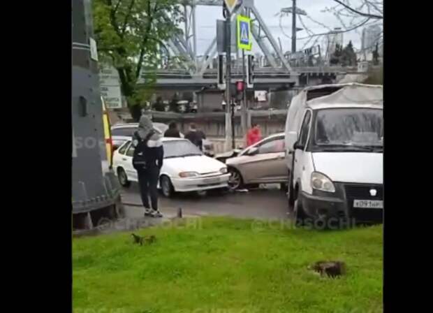 В Сочи иномарка устроила массовое ДТП: причиной этого стало плохое самочувствие водителя