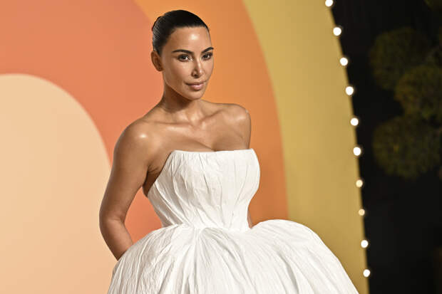 Ким Кардашьян распродаст одежду ради помощи женщинам