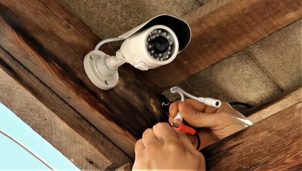 За россиянами установят тотальную слежку: камерами напичкают даже школы. Что известно?