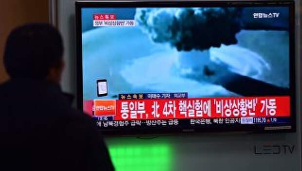 Люди в Сеуле смотрят сообщение о ядерном испытании в КНДР. Архивное фото
