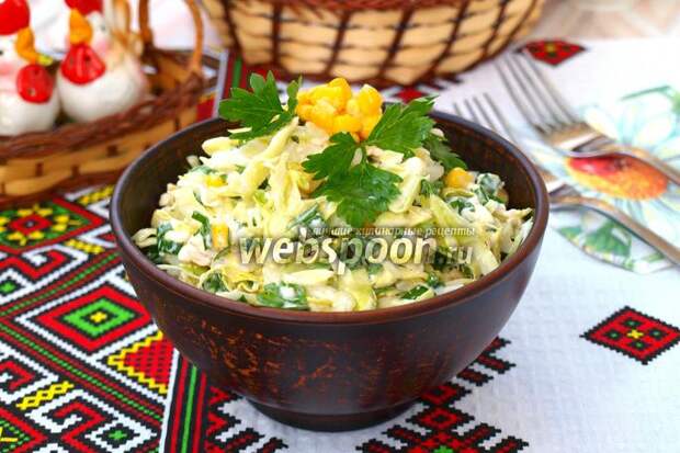 Фото Салат из молодой капусты с кукурузой и плавленым сыром