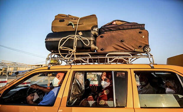 Автомобиль службы такси на КПП Рафиах на границе Египта и Сектора Газа