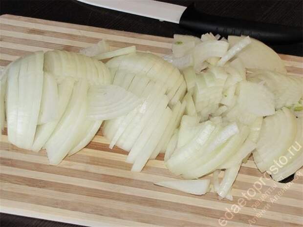 Порезать лук полукольцами. пошаговое фото этапа приготовления салата с кириешками