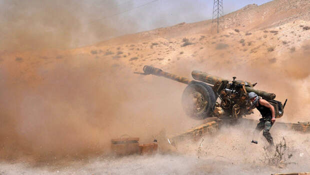 Сирийские военные ведут обстрел позиций боевиков ИГ. Архивное фото