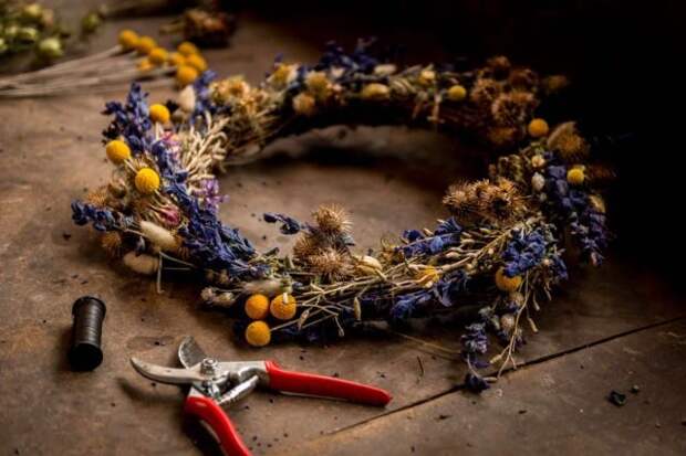 Сделанный собственными руками венок из сухоцветов приобретает особый шарм и смысл. © gordoncastle  📷 
