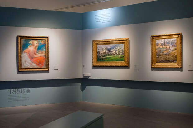 Экспозиция выставки «Импрессионизм с русской душой», слева работа Абрама Архипова  «Портрет крестьянки»