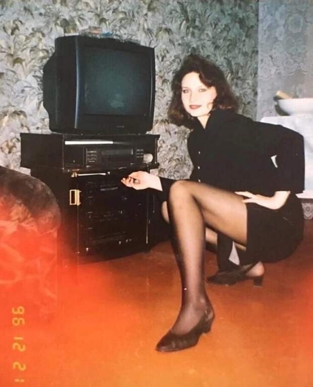 14. Девушка хвастается новой видеоаппаратурой. 1996 год 14. Девушка хвастается новой видеоаппаратурой. 1996 год